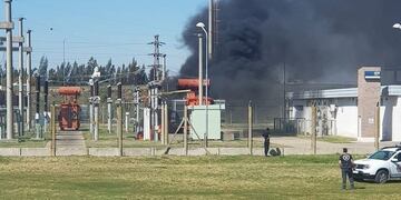 La explosión y posterior incendio ocurrió en uno de los transformadores de la EPE en la estación ubicada a metros del aeropuerto\u002E (Twitter)
