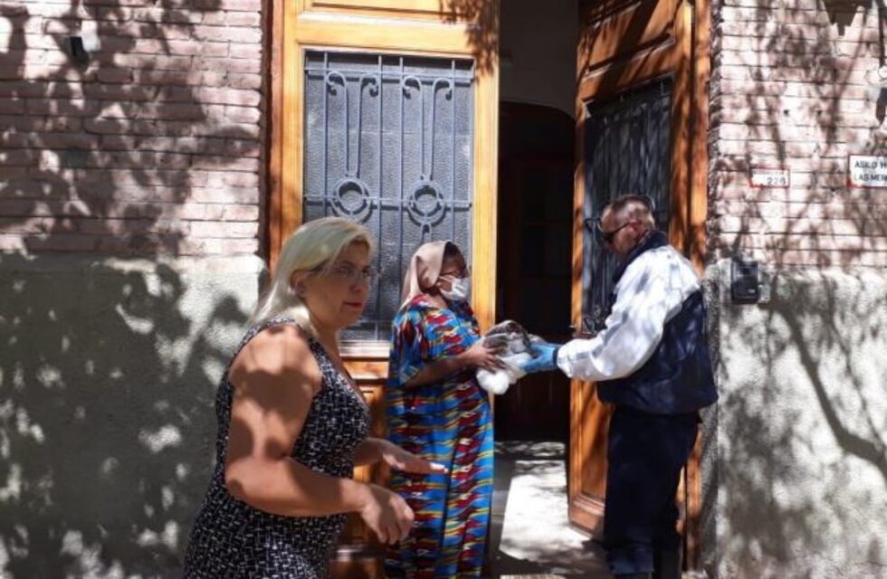 Policías solidarios ayudaron al asilo Las Mercedes