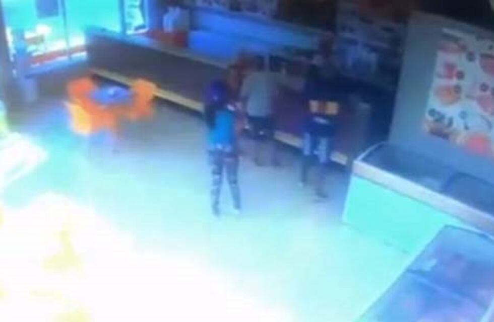 Una pareja asaltó una heladería y el robo quedó registrado en las cámaras de seguridad