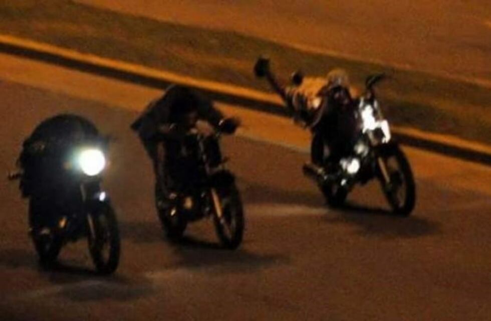 Policía interceptó a jóvenes que corrían picadas y le dieron una golpiza