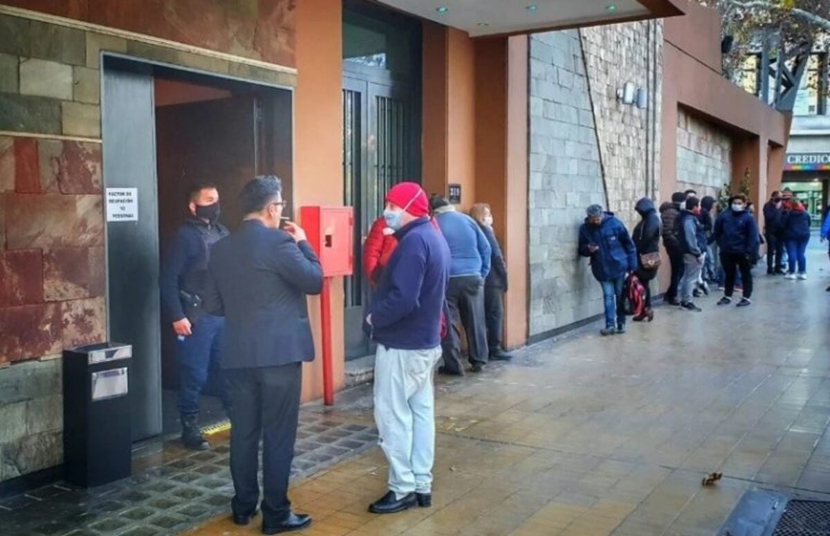 Hubo largas filas y horas de espera en la puerta de cada casino\u002E