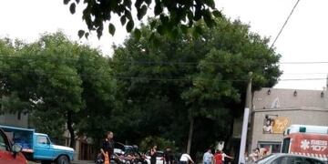 El motochorro terminó golpeado por los vecinos que lo retuvieron hasta la llegada de la policía\u002E (@leodelga2)