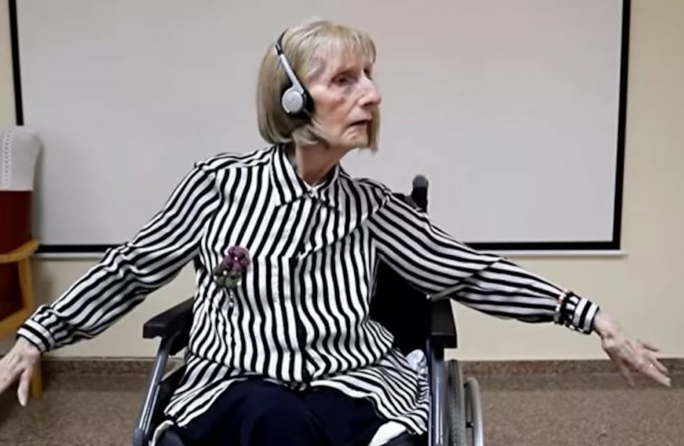 La historia de Marta González, la bailarina de ballet con Alzheimer que conmovió al mundo al escuchar "El lago de los cisnes"