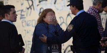 Una familiar de las víctimas llora en la puerta de la fábrica\u002E