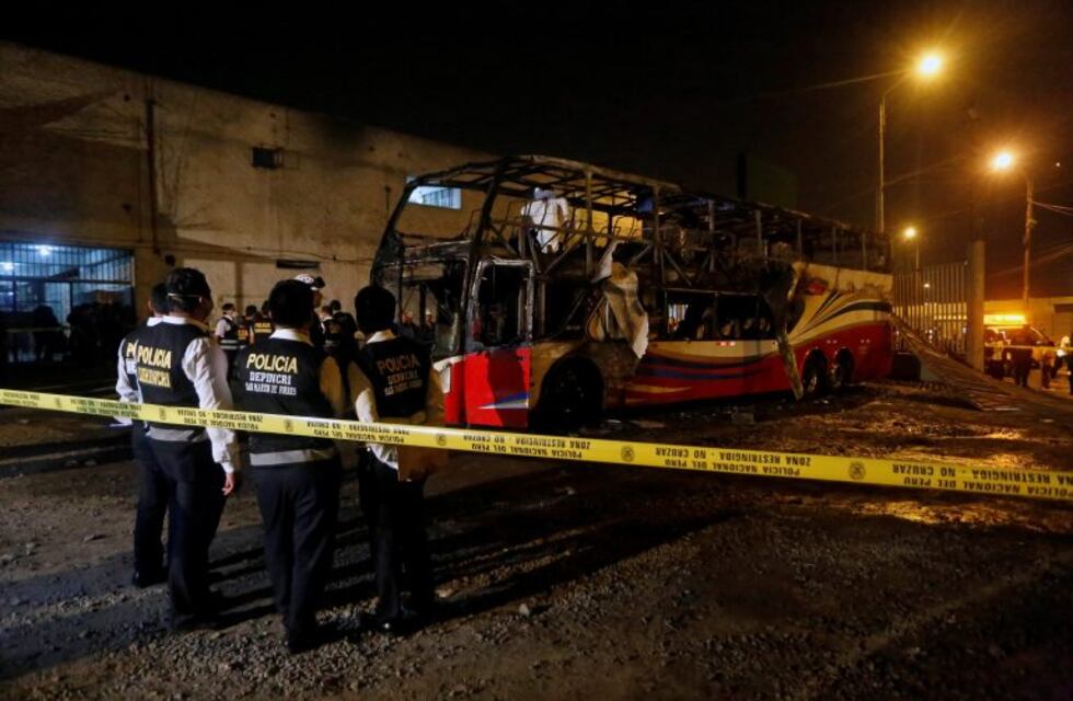 Al menos 20 muertos dejó el incendio de un micro en una terminal de Perú