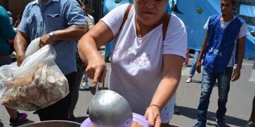 Barrios de Pie organizó ollas populares y acampe en la Plaza 25 de Mayo en Resistencia\u002E