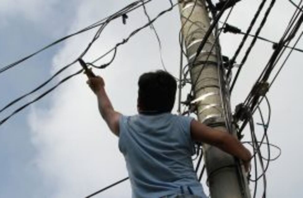 Un hombre que realizaba arreglos en una terraza murió electrocutado