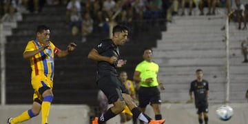 Liniers goleó a Colegiales