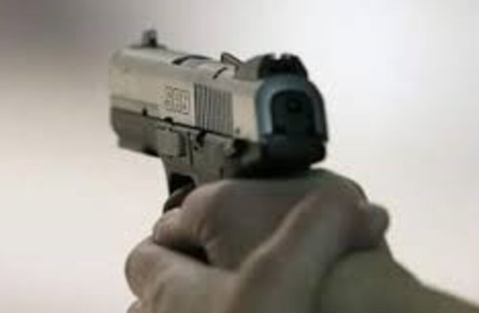 Policía alcoholizado amenaza con su arma a un grupo de personas