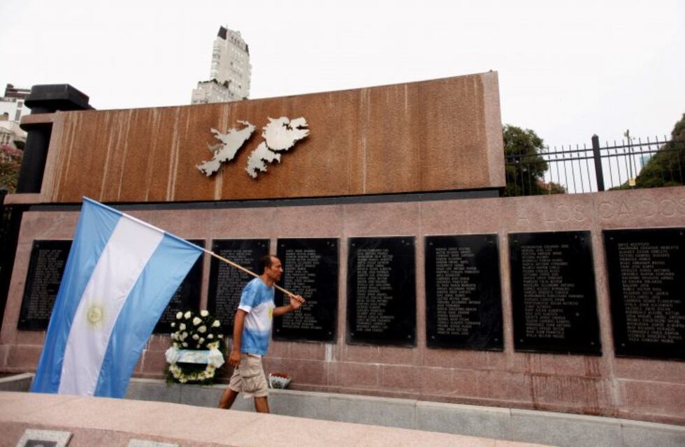 El Gobierno cruzó a la Embajada británica por un concurso para viajar a Malvinas: “Refleja la ocupación”