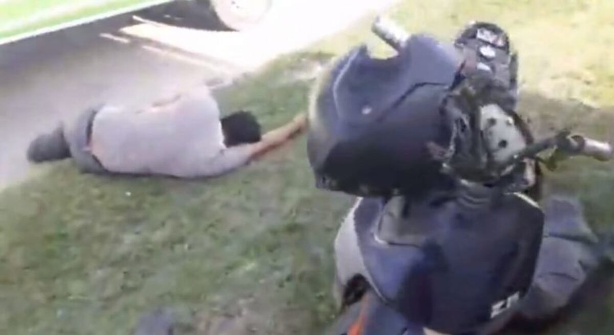 Motociclista borracho frenó y se acostó a dormir sobre la vereda\u002E (Foto: Radio Sudamericana)