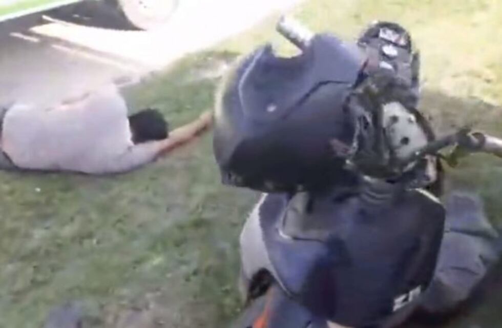 Motociclista borracho frenó y se acostó a dormir sobre la vereda