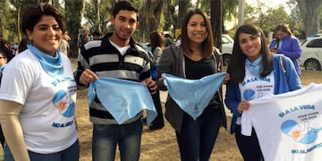 Varios jóvenes estuvieron presente en la marcha expresándose a favor de la vida\u002E