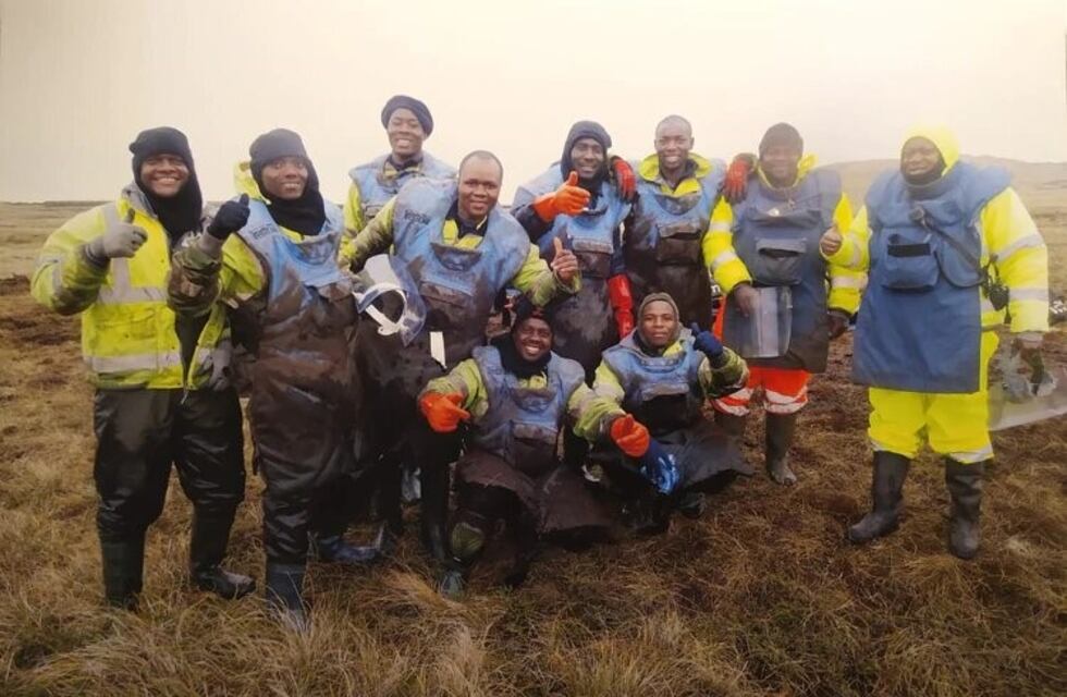 Así es la tarea de los especialistas de Zimbabwe que desactivan minas en las Islas