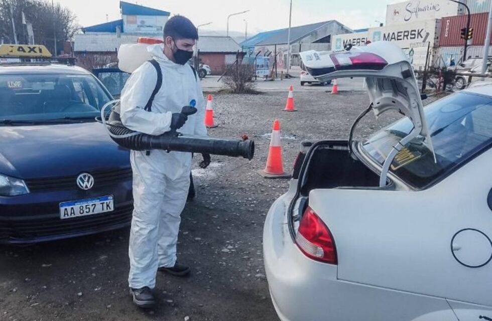 La municipalidad desinfecta vehículos de transporte público y particulares