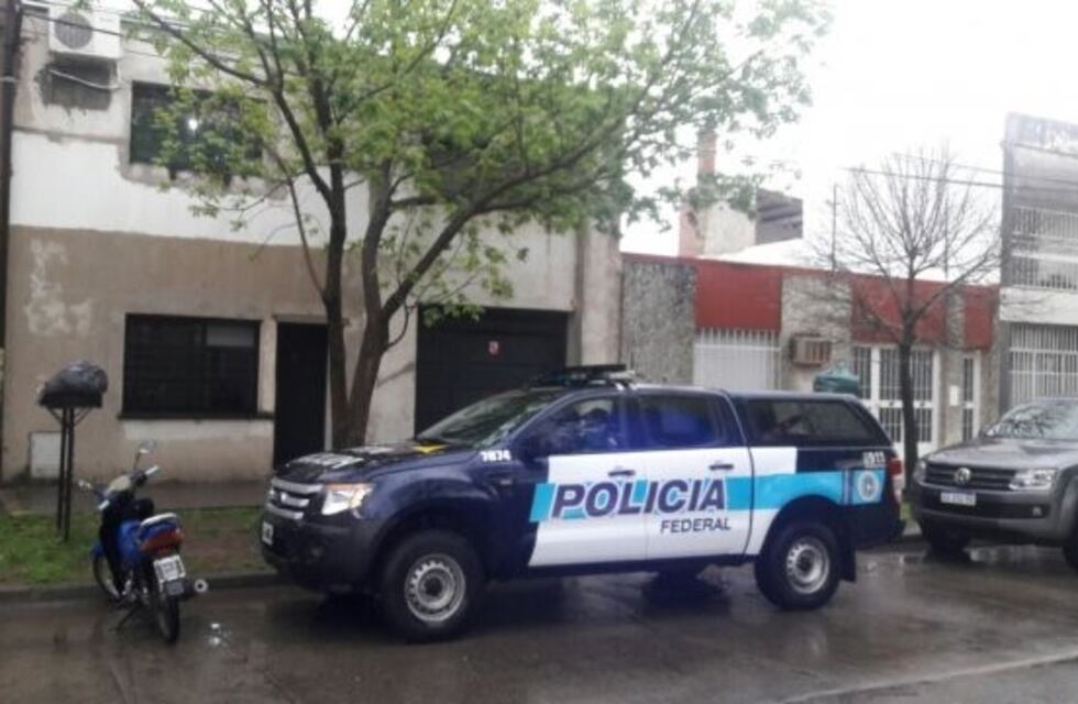 Tres detenidos y secuestro de drogas y 250 mil pesos en varios allanamientos