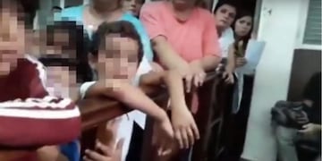 Un niño lloró y reclamó a un concejal: “Nos morimos de hambre por su culpa”\u002E (Captura de Pantalla)