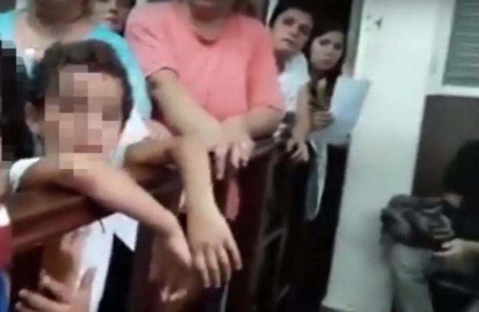 Un niño lloró y reclamó a un concejal: "Nos morimos de hambre por su culpa"