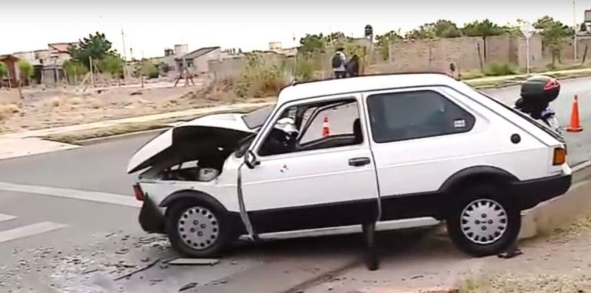 Un fiat 147 chocó contra un micro