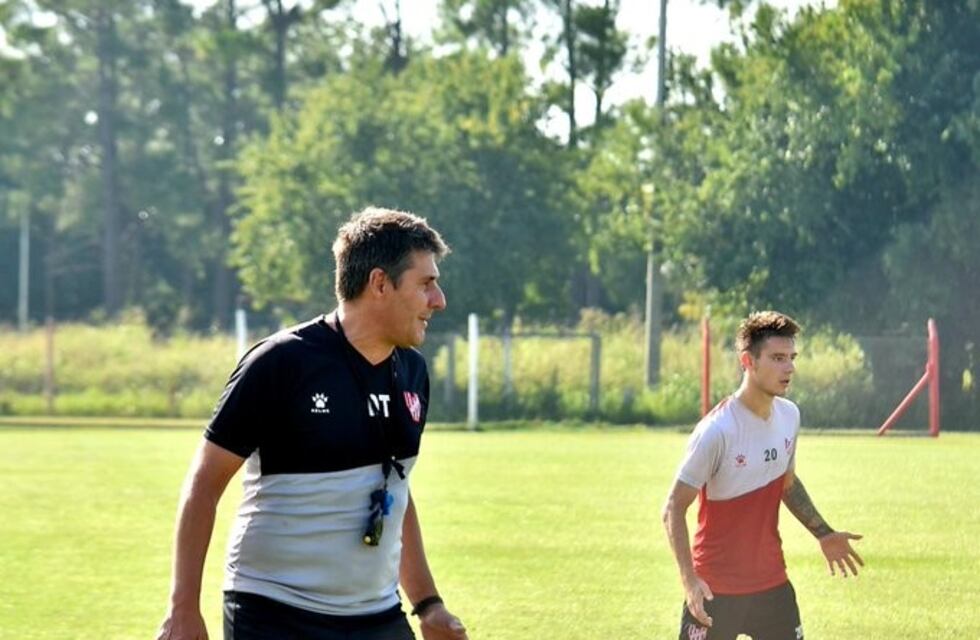 Teté Quiroz perfila el equipo para su debut, con el regreso del Loco Carranza