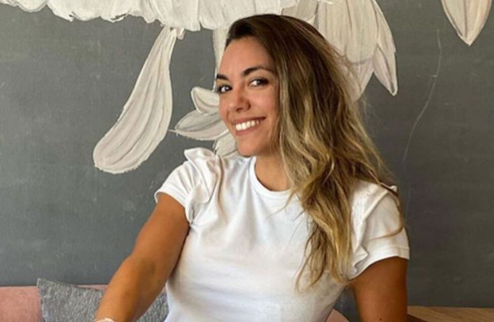 Desde República Dominicana, Floppy Tesouro posó en microbikini al borde de la piscina