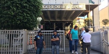 Allanan la sede central de Camioneros\u002E