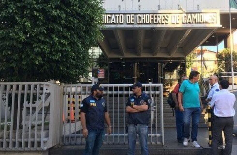 La Policía Federal allanó la sede central de Camioneros