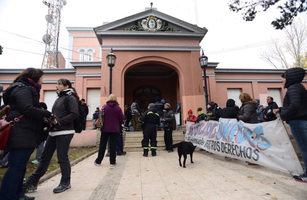 Luego de 15 horas de protesta, Alicia Kirchner logró salir de la Gobernación de Santa Cruz