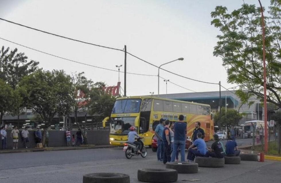Los maleteros reclaman que no pueden trabajar por el conflicto en la Terminal