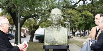 Un busto del Monseñor Zazpe en Santa Fe (web)