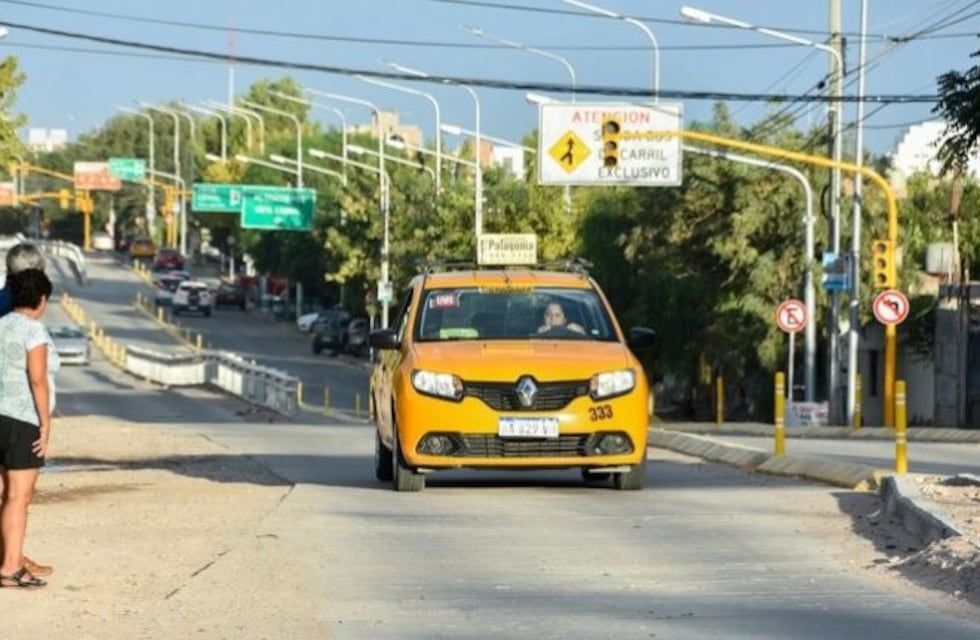 Metrobus neuquino: comenzaron a multar por dejar autos en la vereda
