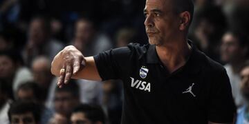 Argentina's coach Sergio Hernandez gestures during the 2017 FIBA Americas Championship Group B game against Venezuela in Bahia Blanca, Argentina, on August 27, 2017\u002E / AFP PHOTO / EITAN ABRAMOVICH bahia blanca Sergio Hernandez campeonato torneo americas fiba 2017 basquet basquetbolistas partido seleccion argentina venezuela