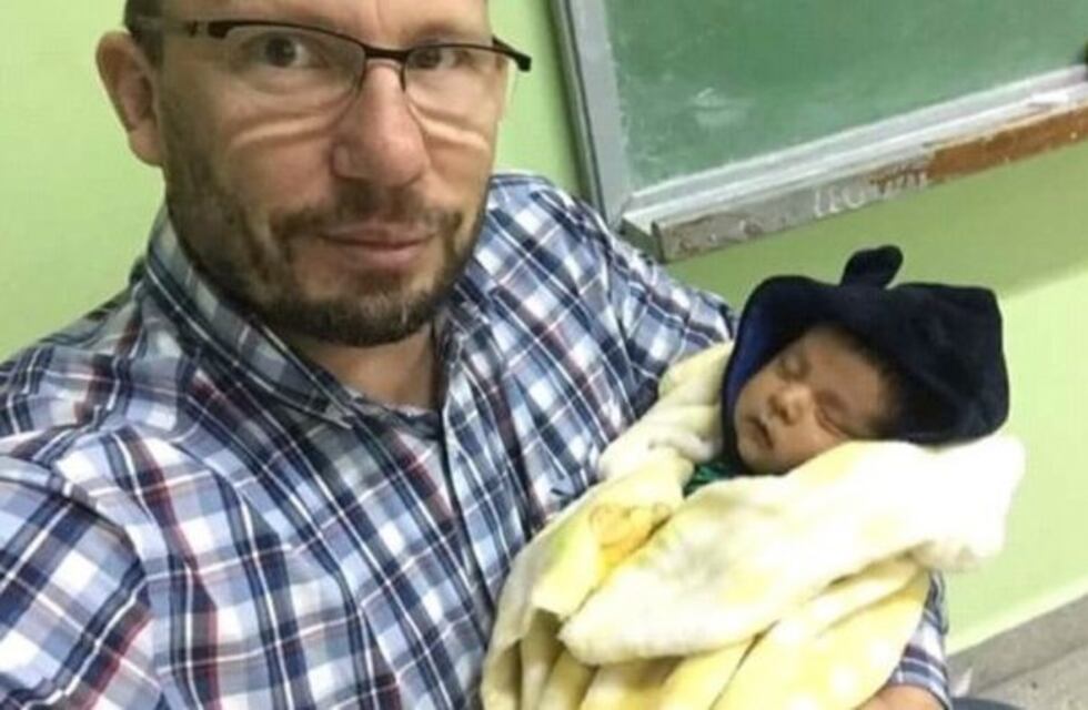 Un docente y una mamá cuyos ejemplos de compromiso se viralizaron en las redes
