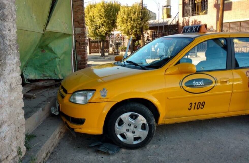 Robó un taxi y lo estrelló contra una casa