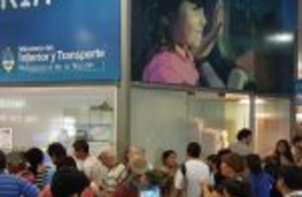 Constitución: largas filas para conseguir pasajes en tren al interior del país