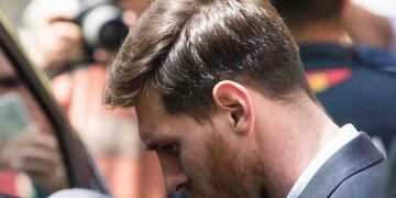BARCELONA, 02/06/2016\u002E- El jugador del FC Barcelona Lionel Messi sale de la Audiencia de Barcelona después de declarar en la tercera jornada del juicio que se sigue contra ellos por tres delitos contra la Hacienda Pública, en una vista en la que el fiscal no ejerce la acusación contra el delantero, mientras la Abogacía del Estado pide 22 meses de prisión\u002E EFE/Quique Garcíaía barcelona españa lionel messi futbolistas del barcelona juicio futbol europeo juicio por presunto fraude fiscal