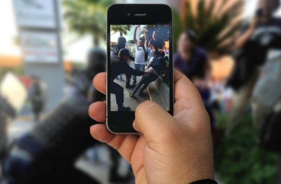 Ordenan a los policías que filmen con celulares los allanamientos