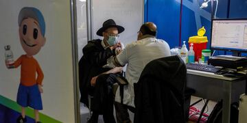 CAMPAÑA. Israel ya vacunó más de dos millones de personas. Incluso también a integrantes de grupos ortodoxos. (AP)