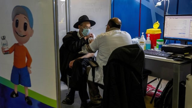 CAMPAÑA. Israel ya vacunó más de dos millones de personas. Incluso también a integrantes de grupos ortodoxos. (AP)