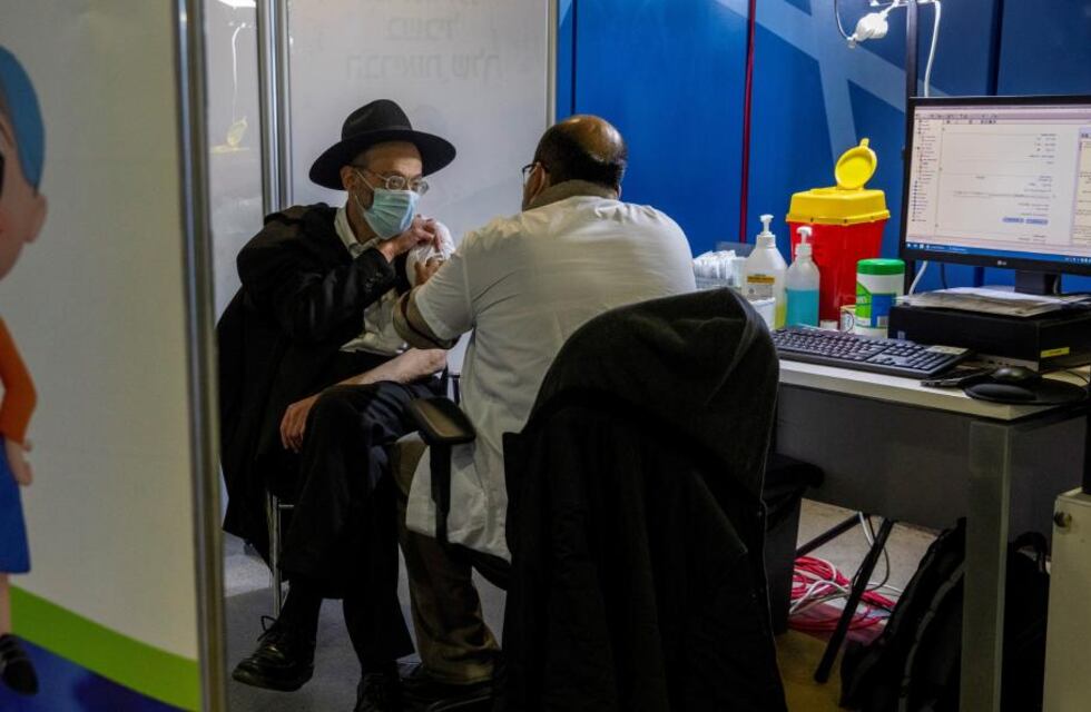 Coronavirus: Israel vacuna a estudiantes en horario escolar ante el aumento de casos