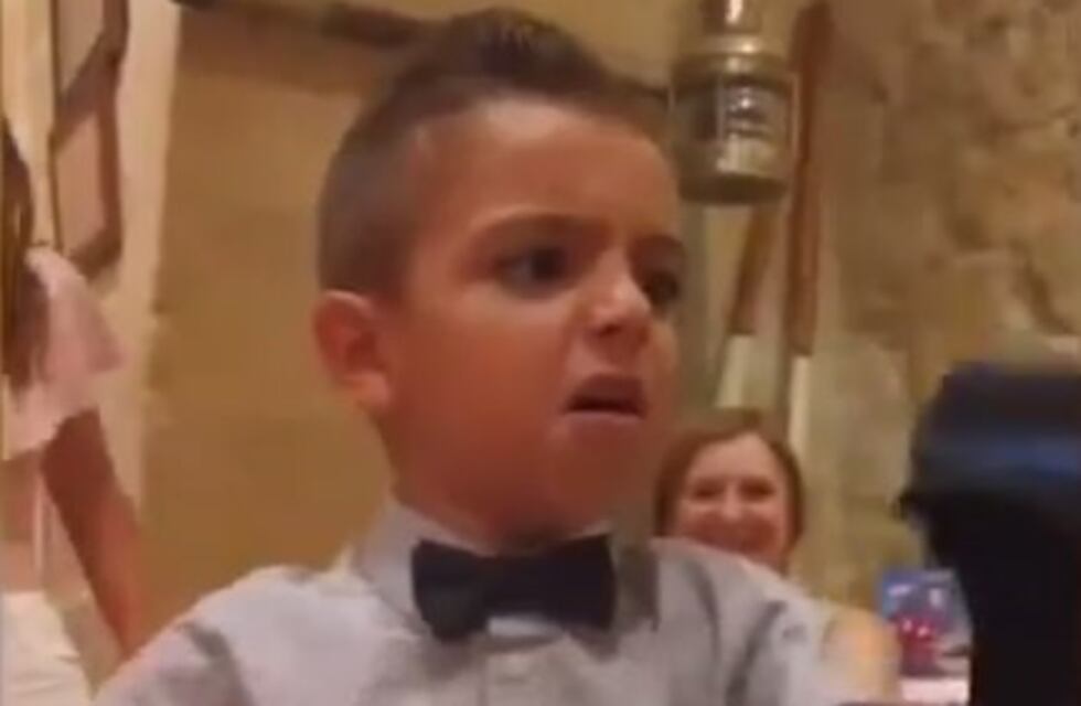 Un fanático de la Juventus se enfureció cuando le regalaron una camiseta...¡del Inter!