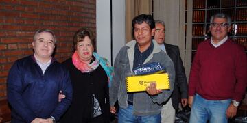 Personal del Poder Judicial recibiendo indumentaria de trabajo