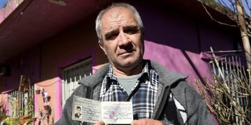 GRAF2644\u002E BUENOS AIRES, 15/09/2019\u002E- Fotografía del 1 de agosto de 2019 que muestra a Oleksandr Zahorodnyuk en Buenos Aires (Argentina)\u002E A 150 metros del destrozado reactor número 4 de Chernóbil, unos guantes blancos y una mascarilla fueron la única protección que Oleksandr Zahorodnyuk, un ucraniano de 63 años que respira el \