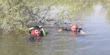 Tres pescadores pasaron 20 horas en el agua esperando ser rescatados\u002E (Policía de Salta)