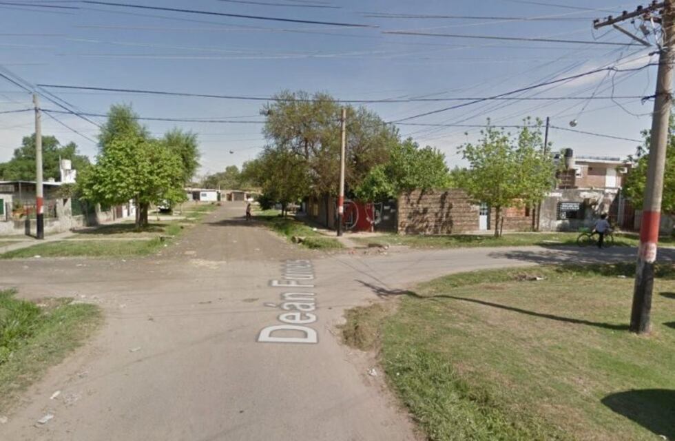 Una mujer fue hallada muerta con múltiples puñaladas en plena calle