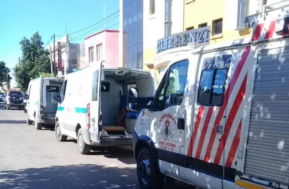 Se desplomó el escenario del Teatro Renzi en La Banda y hay varios heridos