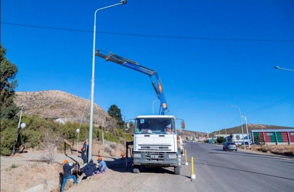 Comenzó la instalación de luminaria LED en el Roque González