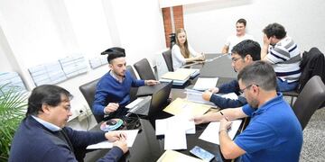 El equipo de infraestructura del Ministerio de Educación analizó las ofertas\u002E (Prensa Gobierno)