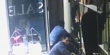 Las cámaras de seguridad registraron cómo robaron 200 mil pesos de mercadería en un local de Palermo\u002E