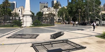 Tiñeron de rojo el agua de las fuentes de Plaza de Mayo para homenajear a Nisman